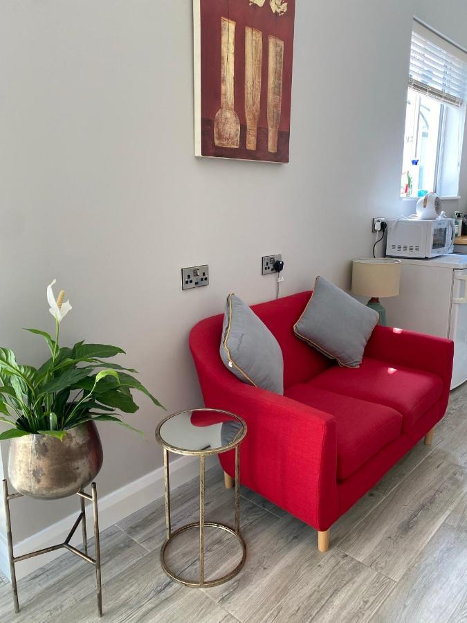 Hugo Mews Bright Studio Apartment Bray Bagian luar foto