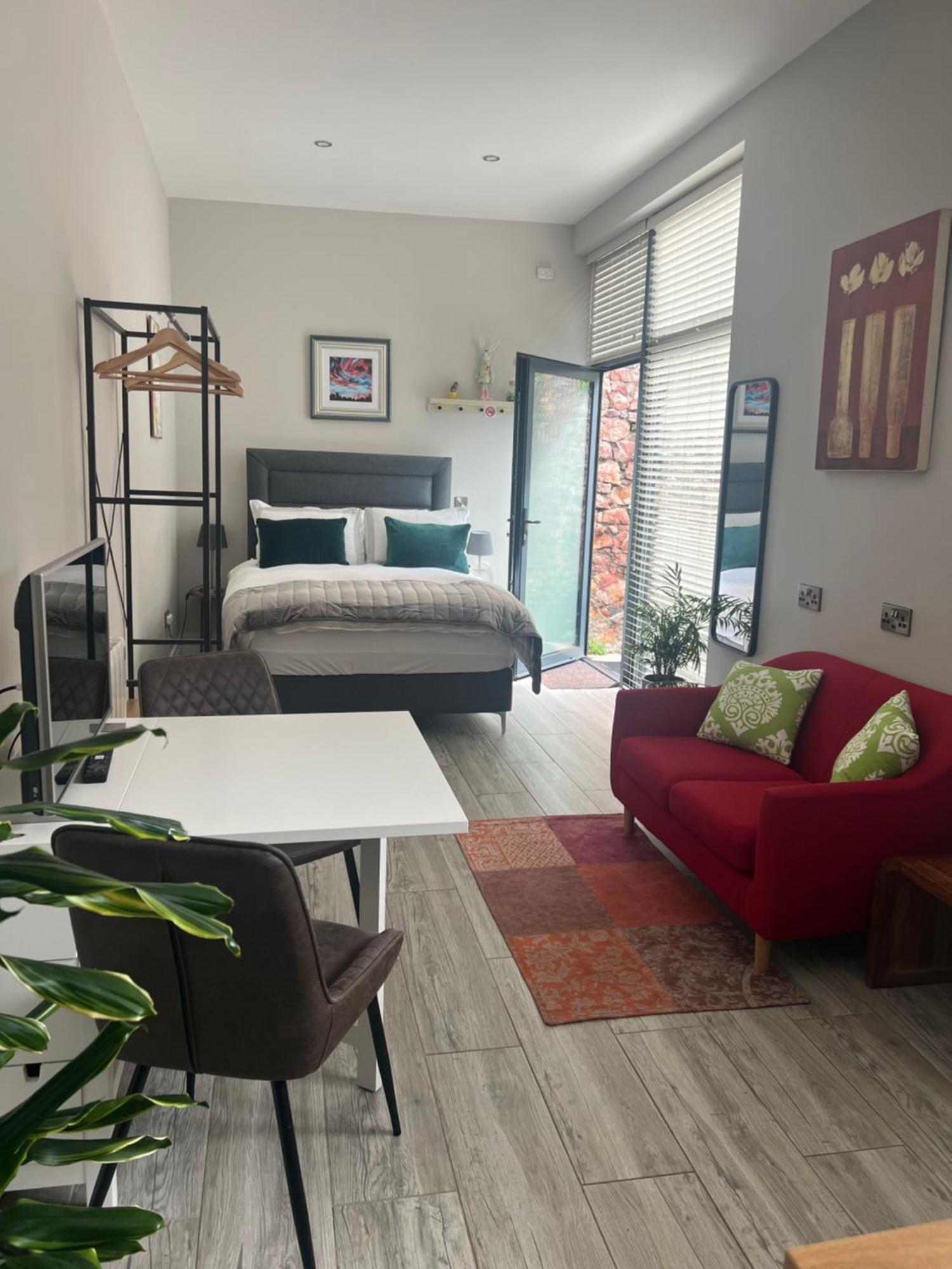 Hugo Mews Bright Studio Apartment Bray Bagian luar foto